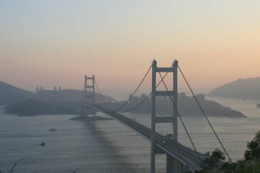 3 Temmuz 2005 Tsing Ma Köprüsü. Hong Kong 'daki otoyolların yapısı