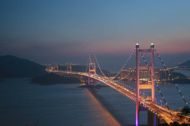 3 Temmuz 2005 güzel Tsing Ma Köprüsü Hong Kong 'da gün batımında