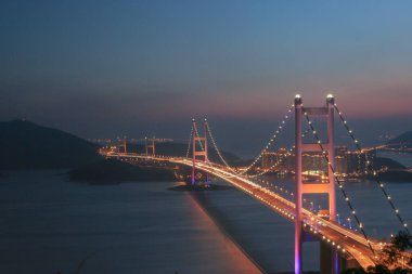 3 Temmuz 2005 güzel Tsing Ma Köprüsü Hong Kong 'da gün batımında