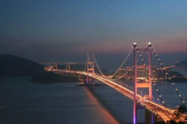 3 Temmuz 2005 güzel Tsing Ma Köprüsü Hong Kong 'da gün batımında
