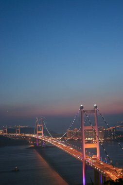 3 Temmuz 2005 güzel Tsing Ma Köprüsü Hong Kong 'da gün batımında