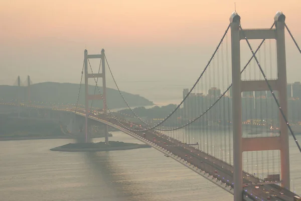 2005年7月3日香港での太陽の光とフレアを持つTsing Bridge — ストック写真