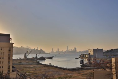 2 Ocak 2021 Kwun Tong Tsai Körfezi 'nde kış günbatımı