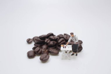 Kahve çekirdeği grubuyla mini garson.