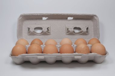 Beyaz tahtalı kahverengi yumurtalar. 