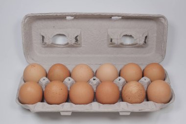 Beyaz tahtalı kahverengi yumurtalar. 