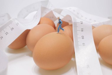 Yumurta ve Ölçülü koşucu figürü 