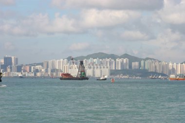 25 Haziran 2005 öğleden sonra Victoria Limanı üzerinde Hong Kong silueti, 