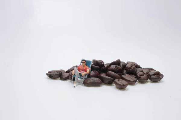 Mini Figura Siede Con Chicco Caffè — Foto Stock