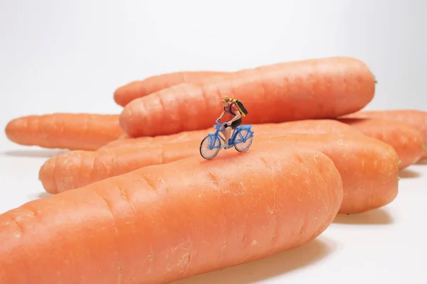 Uma Mini Figura Passeio Bicicleta Cenoura — Fotografia de Stock