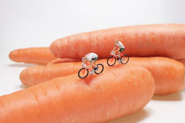 Uma Mini Figura Passeio Bicicleta Cenoura — Fotografia de Stock