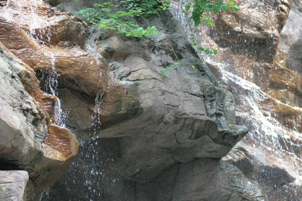 Junho 2005 Fechar Queda Água Com Pedra — Fotografia de Stock