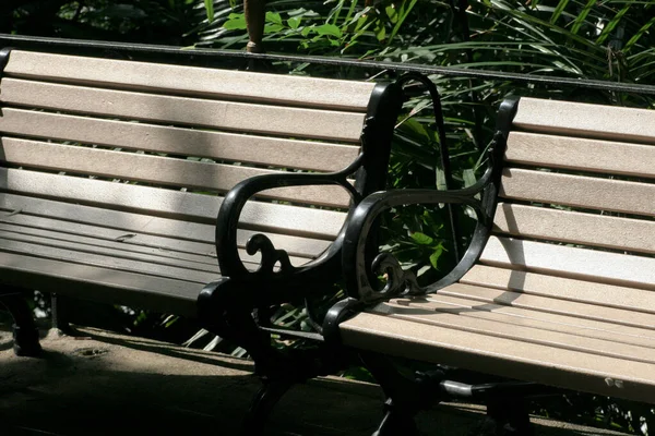 Juin 2005 Banc Vide Extérieur Dans Parc Soir — Photo