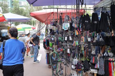 5 Haziran 2021 Sham Shui Po 'daki Apliu sokak pazarı kalabalığı