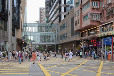 5 Haziran 2021 'de Mong Kok' ta karşıdan karşıya geçerken koruyucu maskeler takıyorlar.