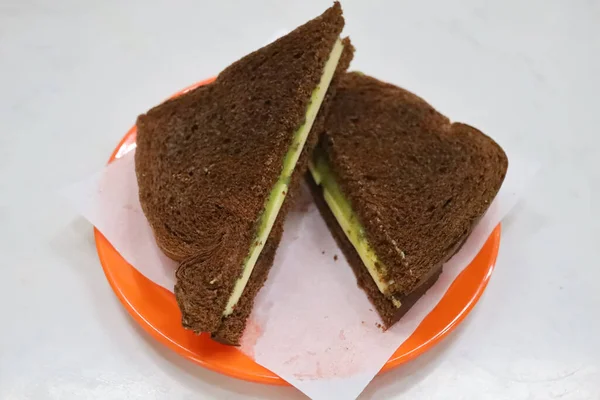 Kaya Toast Asia Snack Auf Dem Orangefarbenen Teller Und Tisch — Stockfoto