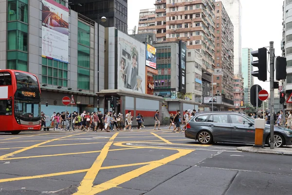 Června 2021 Chodci Nosí Ochranné Masky Přecházejí Silnici Mong Kok — Stock fotografie