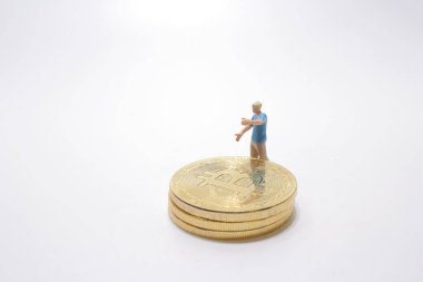 Üzerinde bitcoin olan mini figür.