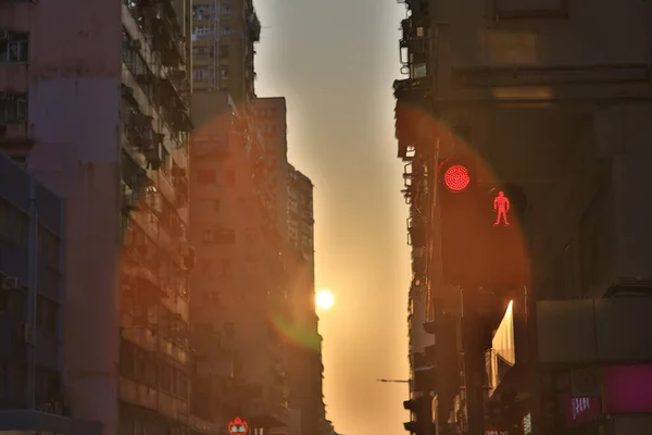 Ηλιοβασίλεμα Στο Δρόμο Μέσω Midtown Shek Tong Tsui Απρίλιος 2021 — Φωτογραφία Αρχείου