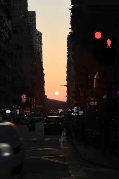 Puesta Sol Calle Través Midtown Shek Tong Tsui Abril 2021 — Foto de Stock