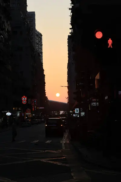 Puesta Sol Calle Través Midtown Shek Tong Tsui Abril 2021 — Foto de Stock