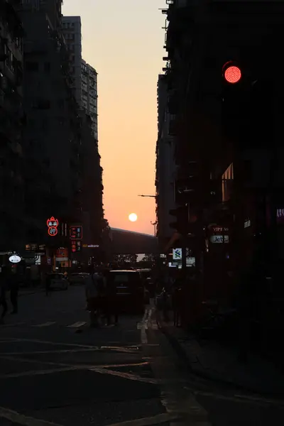 Zachód Słońca Ulicy Przez Midtown Shek Tong Tsui Kwietnia 2021 — Zdjęcie stockowe