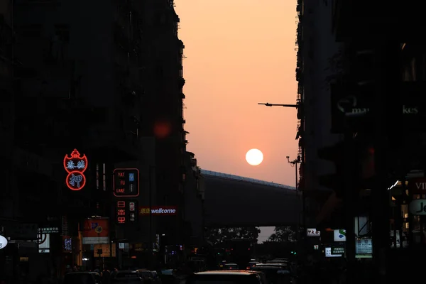 Pôr Sol Rua Através Midtown Shek Tong Tsui Abril 2021 — Fotografia de Stock