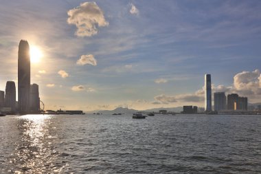 22 Mayıs 2021, Hong Kong 'da Viktorya Limanı' nın günbatımı.