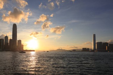 22 Mayıs 2021 Victoria Limanı ve Hong Kong şehir manzarası gün batımında ışık saçıyor.