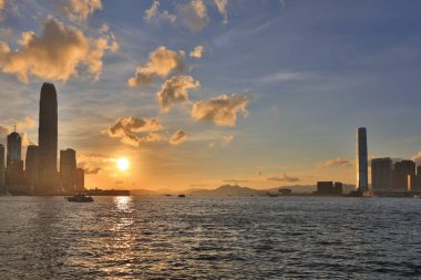 22 Mayıs 2021 Victoria Limanı ve Hong Kong şehir manzarası gün batımında ışık saçıyor.