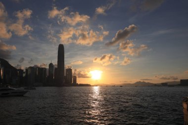 22 Mayıs 2021 Victoria Limanı ve Hong Kong şehir manzarası gün batımında ışık saçıyor.