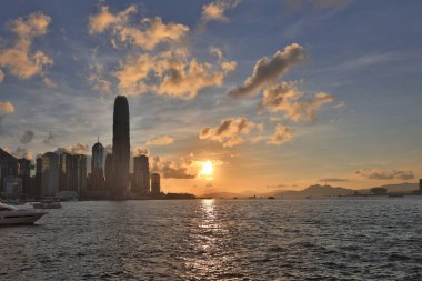 22 Mayıs 2021 Victoria Limanı ve Hong Kong şehir manzarası gün batımında ışık saçıyor.