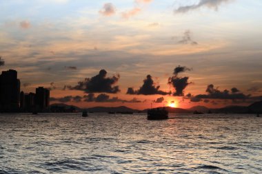 22 Mayıs 2021 'de, feribottan Hong Kong' un gün batımını izliyoruz.