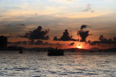 22 Mayıs 2021 'de, feribottan Hong Kong' un gün batımını izliyoruz.