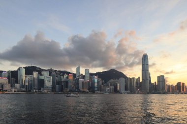 22 Mayıs 2021, günbatımında Victoria Limanı, Hong Kong