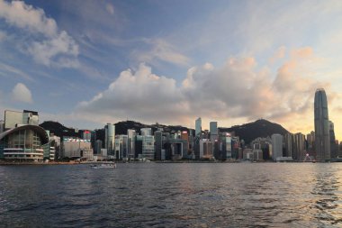 22 Mayıs 2021, günbatımında Victoria Limanı, Hong Kong