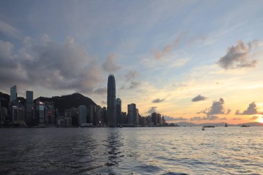 22 Mayıs 2021, günbatımında Victoria Limanı, Hong Kong