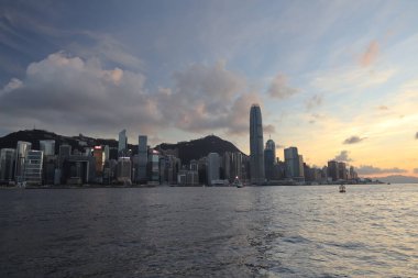 22 Mayıs 2021, günbatımında Victoria Limanı, Hong Kong