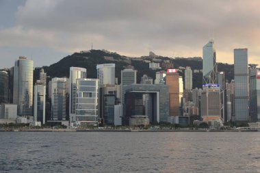 22 Mayıs 2021, günbatımında Victoria Limanı, Hong Kong