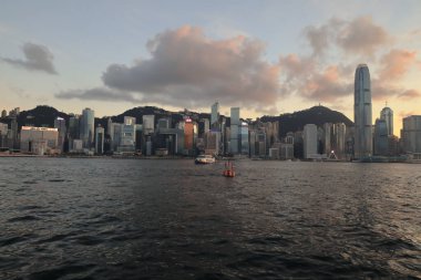 22 Mayıs 2021, günbatımında Victoria Limanı, Hong Kong 