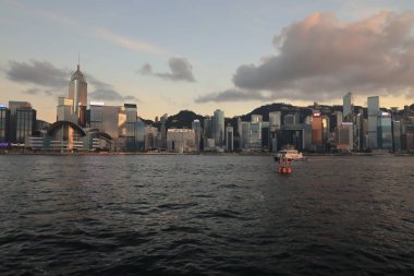 22 Mayıs 2021, günbatımında Victoria Limanı, Hong Kong 