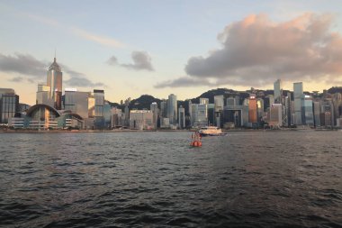 22 Mayıs 2021, günbatımında Victoria Limanı, Hong Kong 