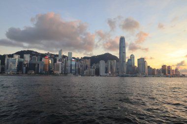 22 Mayıs 2021, günbatımında Victoria Limanı, Hong Kong 