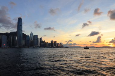 22 Mayıs 2021, günbatımında Victoria Limanı, Hong Kong 