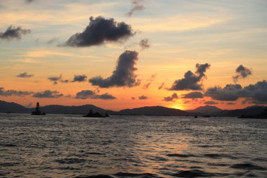 22 Mayıs 2021 'de, feribottan Hong Kong' un gün batımını izliyoruz.