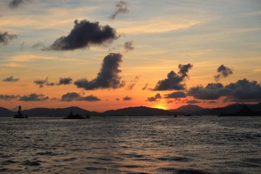 22 Mayıs 2021 'de, feribottan Hong Kong' un gün batımını izliyoruz.