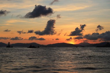 22 Mayıs 2021 'de, feribottan Hong Kong' un gün batımını izliyoruz.