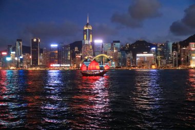 22 Mayıs 2021 Alacakaranlık vakti Wan-chai kıyısında kırmızı hurda