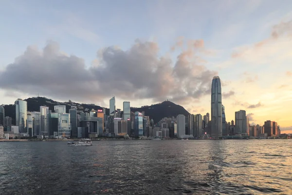 2021年5月22日香港の日没時にビクトリア港 — ストック写真