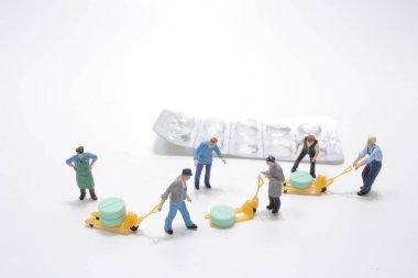 Mini insanlar, ilaç haplarıyla çalışan işçiler.